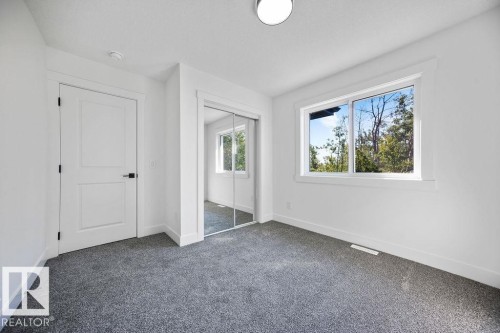 207 39 Avenue, Edmonton, AB - Indoor Photo Showing Other Room