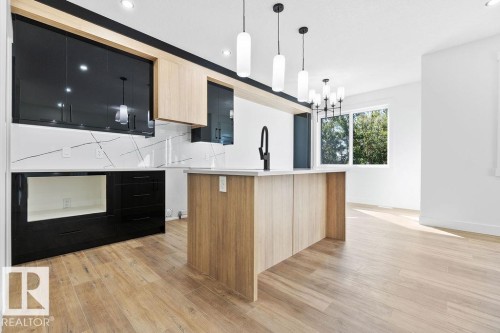 207 39 Avenue, Edmonton, AB - Indoor Photo Showing Kitchen