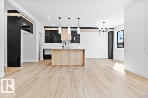 207 39 Avenue, Edmonton, AB - Indoor Photo Showing Kitchen