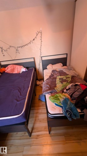 Bedroom featuring light wood-type flooring - 4 Amberly Crest, Edmonton, AB - Indoor Photo Showing Bedroom
