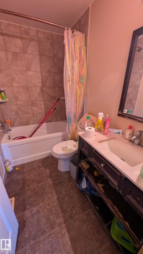 Full bathroom with vanity and shower / tub combo with curtain - 4 Amberly Crest, Edmonton, AB - Indoor Photo Showing Bathroom