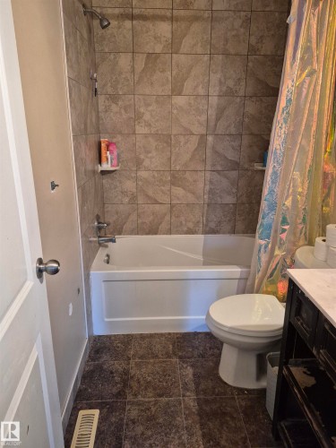 4 Amberly Crest, Edmonton, AB - Indoor Photo Showing Bathroom