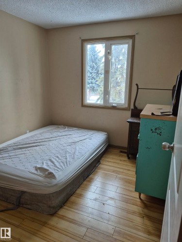 4 Amberly Crest, Edmonton, AB - Indoor Photo Showing Bedroom