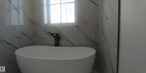 Upper 8903 Mayday Way, Edmonton, AB - Indoor Photo Showing Bathroom