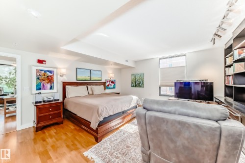 404 10028 119 Street, Edmonton, AB - Indoor Photo Showing Bedroom