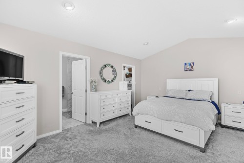 1035 Macewan Close, Edmonton, AB - Indoor Photo Showing Bedroom