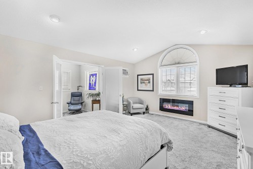 1035 Macewan Close, Edmonton, AB - Indoor Photo Showing Bedroom