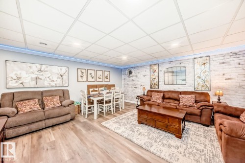 18136 76 Street, Edmonton, AB - Indoor Photo Showing Living Room