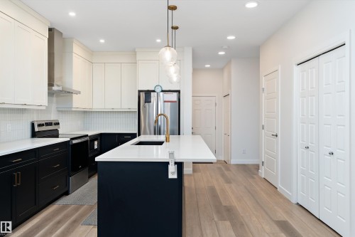 3543 Erlanger Link, Edmonton, AB - Indoor Photo Showing Kitchen With Upgraded Kitchen