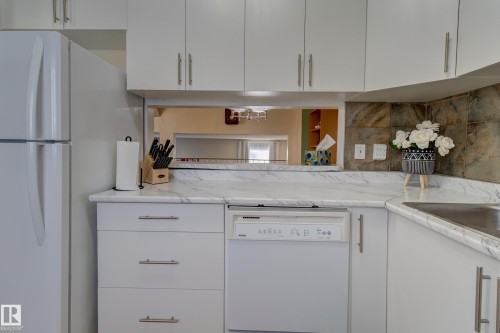5626 19A Avenue, Edmonton, AB - Indoor Photo Showing Kitchen