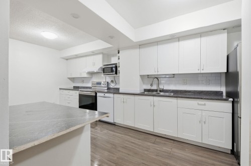 Edmonton, AB - Indoor Photo Showing Kitchen