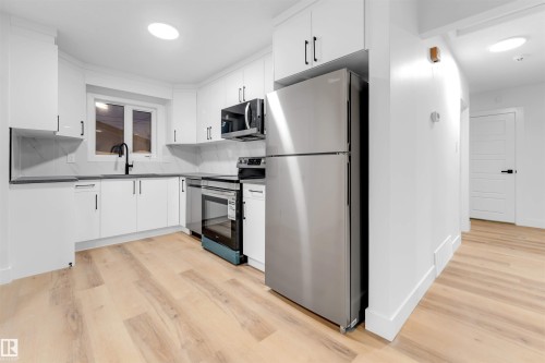 7303 130 Avenue, Edmonton, AB - Indoor Photo Showing Kitchen With Upgraded Kitchen