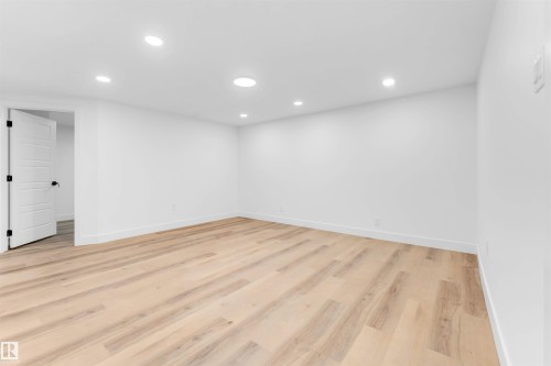 7303 130 Avenue, Edmonton, AB - Indoor Photo Showing Other Room