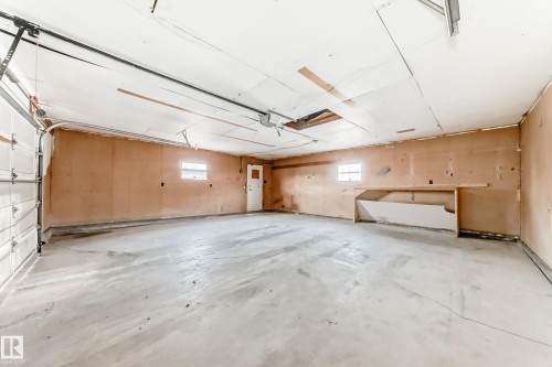 7011 135A Avenue, Edmonton, AB - Indoor Photo Showing Garage