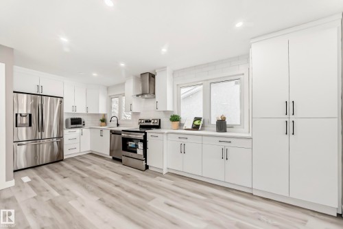 7011 135A Avenue, Edmonton, AB - Indoor Photo Showing Kitchen