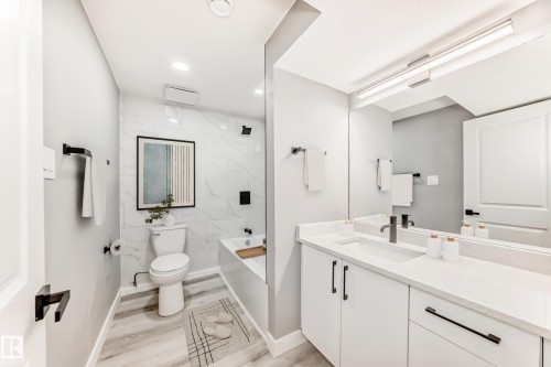 7011 135A Avenue, Edmonton, AB - Indoor Photo Showing Bathroom