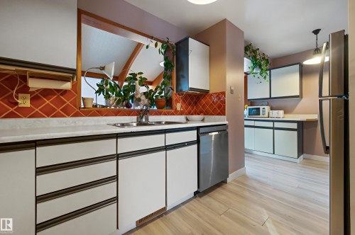 624 Henderson Street, Edmonton, AB - Indoor Photo Showing Kitchen With Double Sink