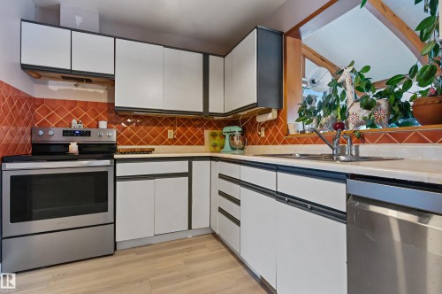 624 Henderson Street, Edmonton, AB - Indoor Photo Showing Kitchen
