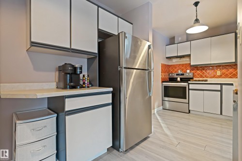 624 Henderson Street, Edmonton, AB - Indoor Photo Showing Kitchen