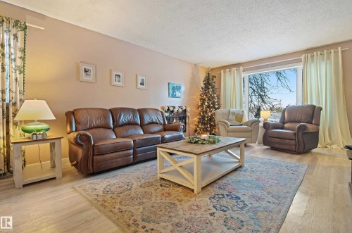 624 Henderson Street, Edmonton, AB - Indoor Photo Showing Living Room