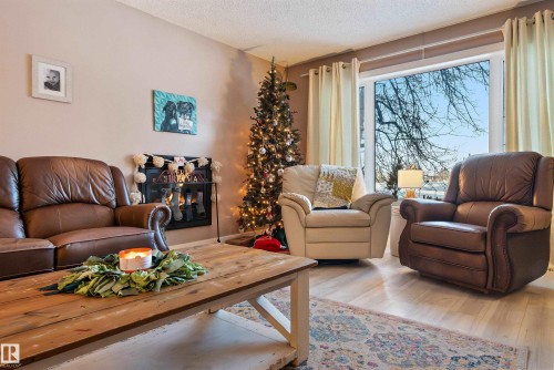 624 Henderson Street, Edmonton, AB - Indoor Photo Showing Living Room