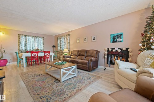 624 Henderson Street, Edmonton, AB - Indoor Photo Showing Living Room