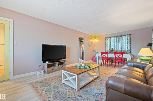 624 Henderson Street, Edmonton, AB - Indoor Photo Showing Living Room