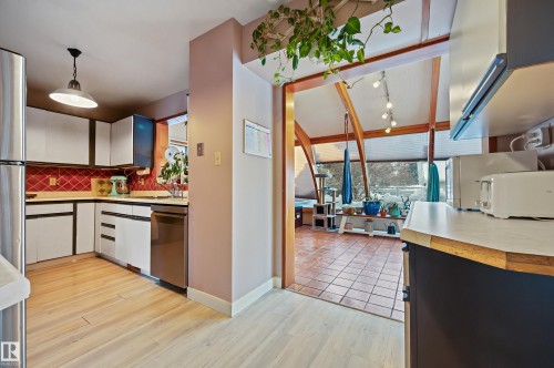 624 Henderson Street, Edmonton, AB - Indoor Photo Showing Kitchen
