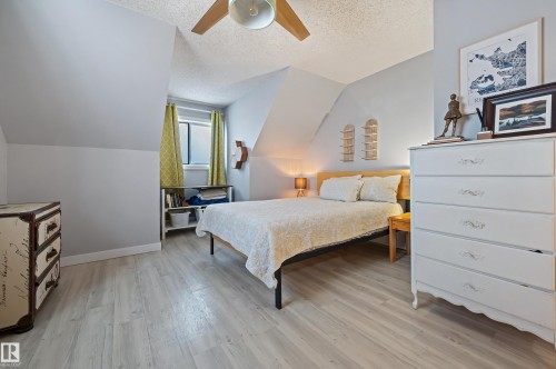 624 Henderson Street, Edmonton, AB - Indoor Photo Showing Bedroom
