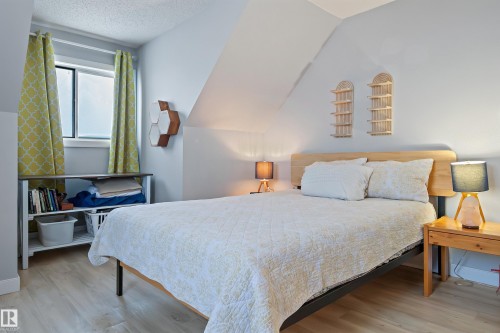 624 Henderson Street, Edmonton, AB - Indoor Photo Showing Bedroom