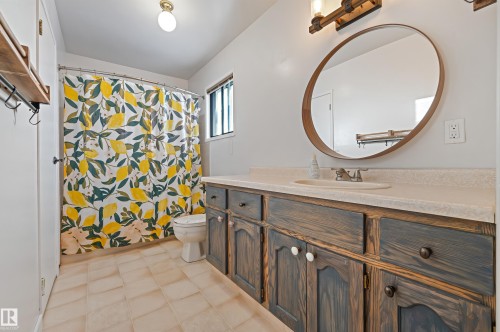 624 Henderson Street, Edmonton, AB - Indoor Photo Showing Bathroom