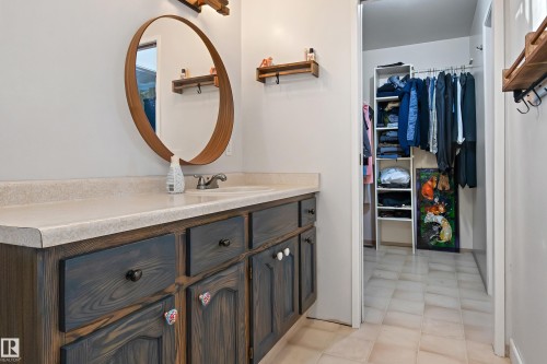 624 Henderson Street, Edmonton, AB - Indoor Photo Showing Bathroom