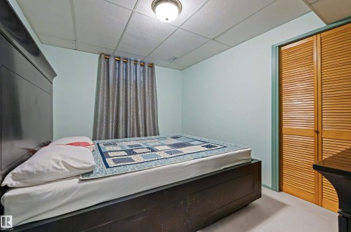 624 Henderson Street, Edmonton, AB - Indoor Photo Showing Bedroom