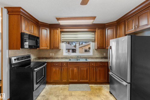 101 Brookwood Drive, Spruce Grove, AB - Indoor Photo Showing Kitchen With Double Sink