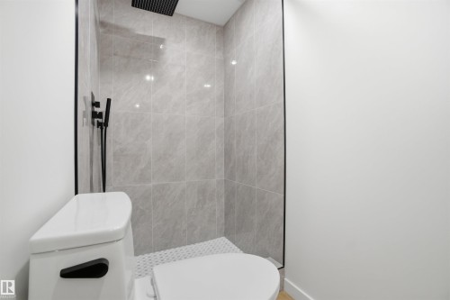 5711 95 Avenue, Edmonton, AB - Indoor Photo Showing Bathroom