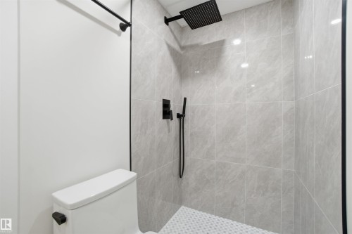 5711 95 Avenue, Edmonton, AB - Indoor Photo Showing Bathroom