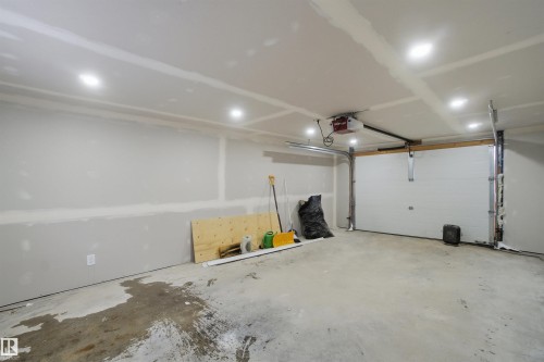5711 95 Avenue, Edmonton, AB - Indoor Photo Showing Garage