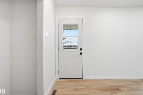 5711 95 Avenue, Edmonton, AB - Indoor Photo Showing Other Room