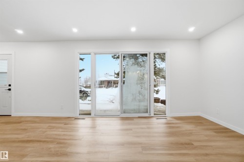 5711 95 Avenue, Edmonton, AB - Indoor Photo Showing Other Room