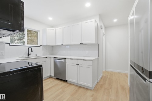 5711 95 Avenue, Edmonton, AB - Indoor Photo Showing Kitchen