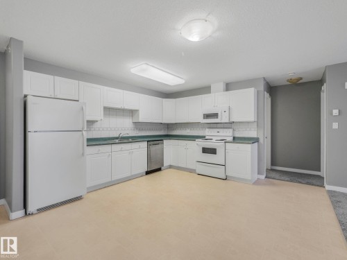 407 592 Hooke Road, Edmonton, AB - Indoor Photo Showing Kitchen