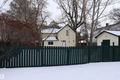 Huge parking area in the back for 4 vehicles or build yourself an over sized garage/shop there's ROOM - 4508 52 St., Wetaskiwin, AB - Outdoor