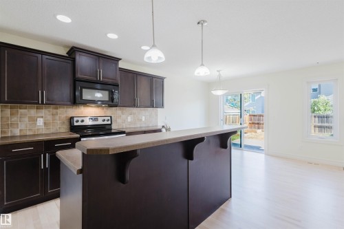 33 Catalina Ct, Fort Saskatchewan, AB - Indoor Photo Showing Kitchen With Upgraded Kitchen