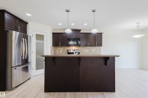 33 Catalina Ct, Fort Saskatchewan, AB - Indoor Photo Showing Kitchen With Upgraded Kitchen