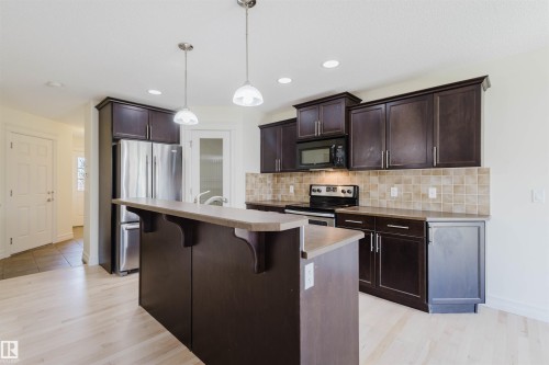 33 Catalina Ct, Fort Saskatchewan, AB - Indoor Photo Showing Kitchen With Upgraded Kitchen