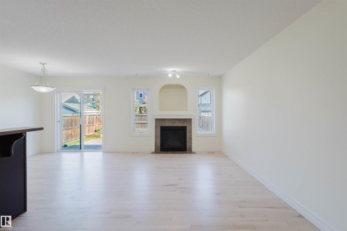 33 Catalina Ct, Fort Saskatchewan, AB - Indoor Photo Showing Living Room With Fireplace
