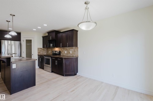 33 Catalina Ct, Fort Saskatchewan, AB - Indoor Photo Showing Kitchen With Upgraded Kitchen