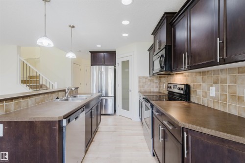 33 Catalina Ct, Fort Saskatchewan, AB - Indoor Photo Showing Kitchen With Double Sink With Upgraded Kitchen