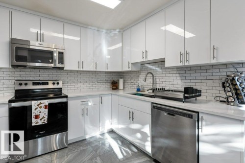 16487 115 Street, Edmonton, AB - Indoor Photo Showing Kitchen With Upgraded Kitchen