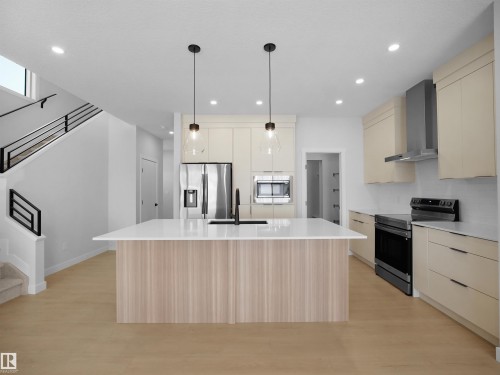 15180 28 Street, Edmonton, AB - Indoor Photo Showing Kitchen With Upgraded Kitchen